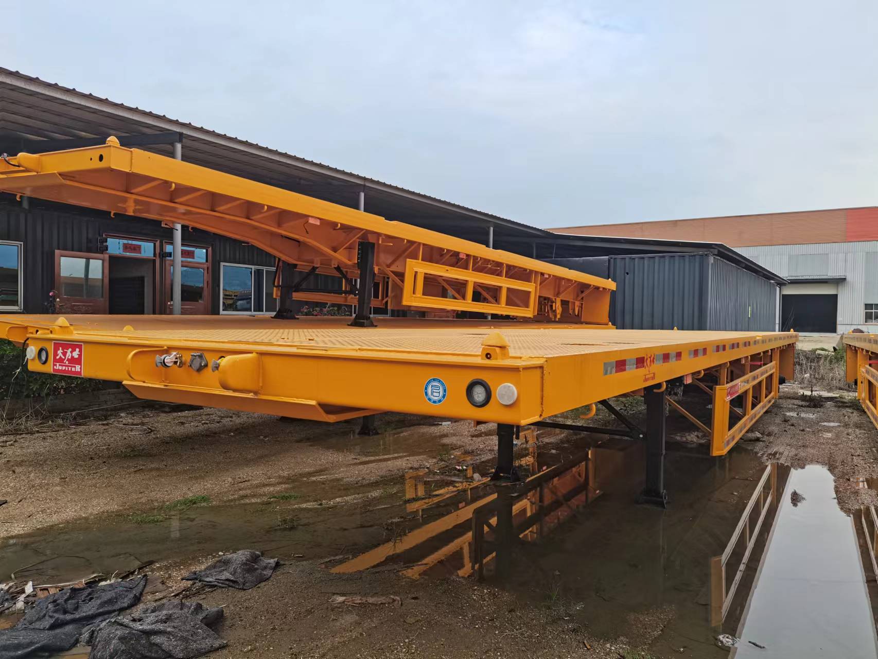Tri-Axem Flatbed trailer parati ad partum