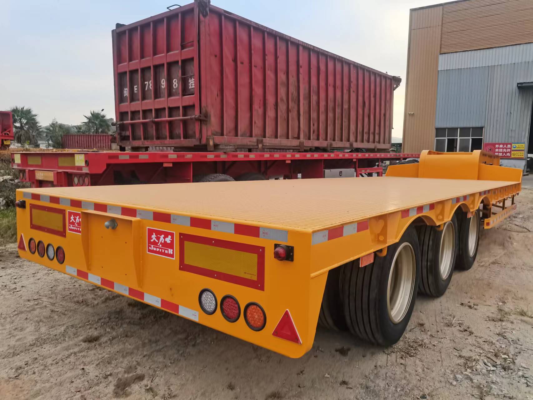tri-lobata lowboy axem semi- oneratus semi sex finitur paratumque partus